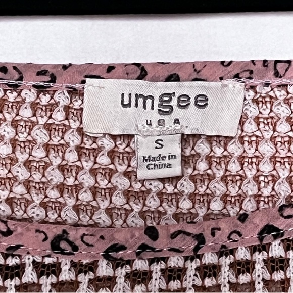 Umgee | Burgundy Pink Mixed Knit Flutter Sleeve Animal Print Top, Small - Picture 6 of 7